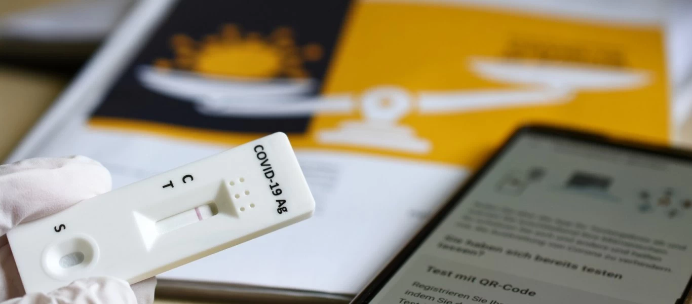 Νέα αποκαλυπτικά στοιχεία για την απάτη των self test: Σε αναξιόπιστο εργαλείο βασίζει το «άνοιγμα» η κυβέρνηση